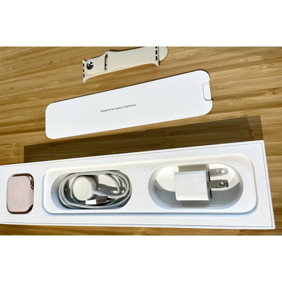 Apple Watch Gold Series 4 40mm GPS + Cell + 3 Bands + Charging Accessories - Picture 2 of 10